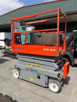 SKYJACK SCISSOR LIFT MODEL SJIII 3219, ELECTRIC, APPROX MAX PLATFORM HEIGHT 19FT, NON MARKING TIR...