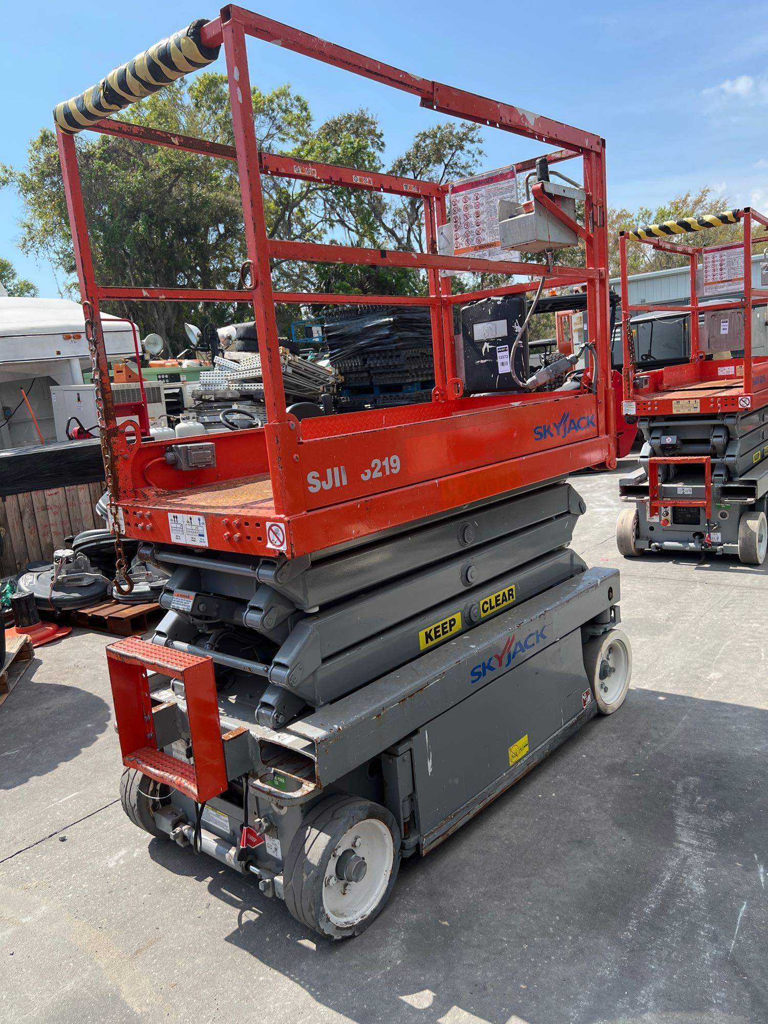 SKYJACK SCISSOR LIFT MODEL SJIII 3219, ELECTRIC, APPROX MAX PLATFORM HEIGHT 19FT, NON MARKING TIR...