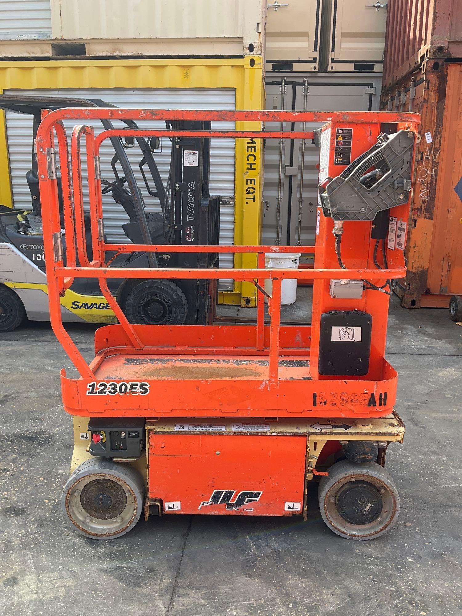 2015 JLG MANLIFT MODEL 1230ES, ELECTRIC, APPROX MAX PLATFORM HEIGHT 12FT, NON MARKING TIRES, BUIL...