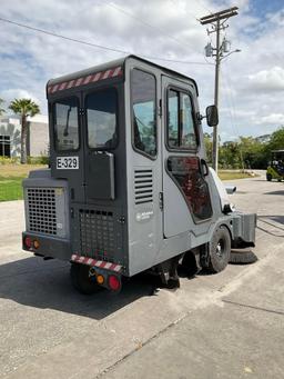 NILFISK ADVANCE SW8000 RIDE ON FLOOR SWEEPER, DIESEL