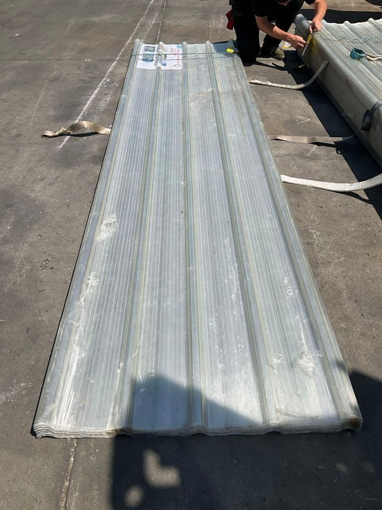 UNUSED POLYCARBONATE ROOF PANELS CLEAR WITH ( 1 ) METAL FORKLIFT PALLET, PANELS APPROX 35.43IN x