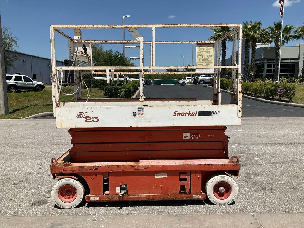 SNORKEL SCISSOR LIFT MODEL SL25, ELECTRIC, APPROX MAX PLATFORM HEIGHT 25FT, RUNS & OPERATES