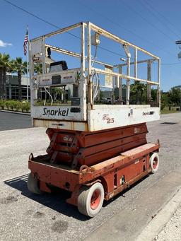 SNORKEL SCISSOR LIFT MODEL SL25, ELECTRIC, APPROX MAX PLATFORM HEIGHT 25FT, RUNS & OPERATES