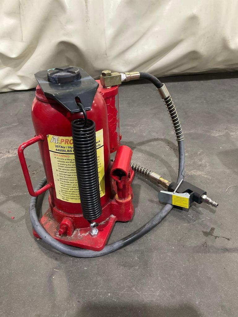 UNUSED ATE PRO USA 20 TON AIR HYDRAULIC BOTTLE JACK, APPROX 44,000LBS MAX CAPACITY