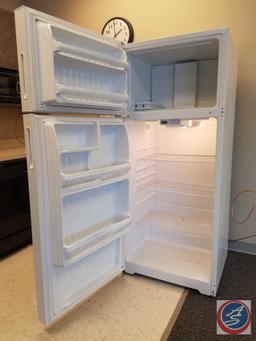 Hot Point Refrigerator (Model HTR18ABMDRWW)