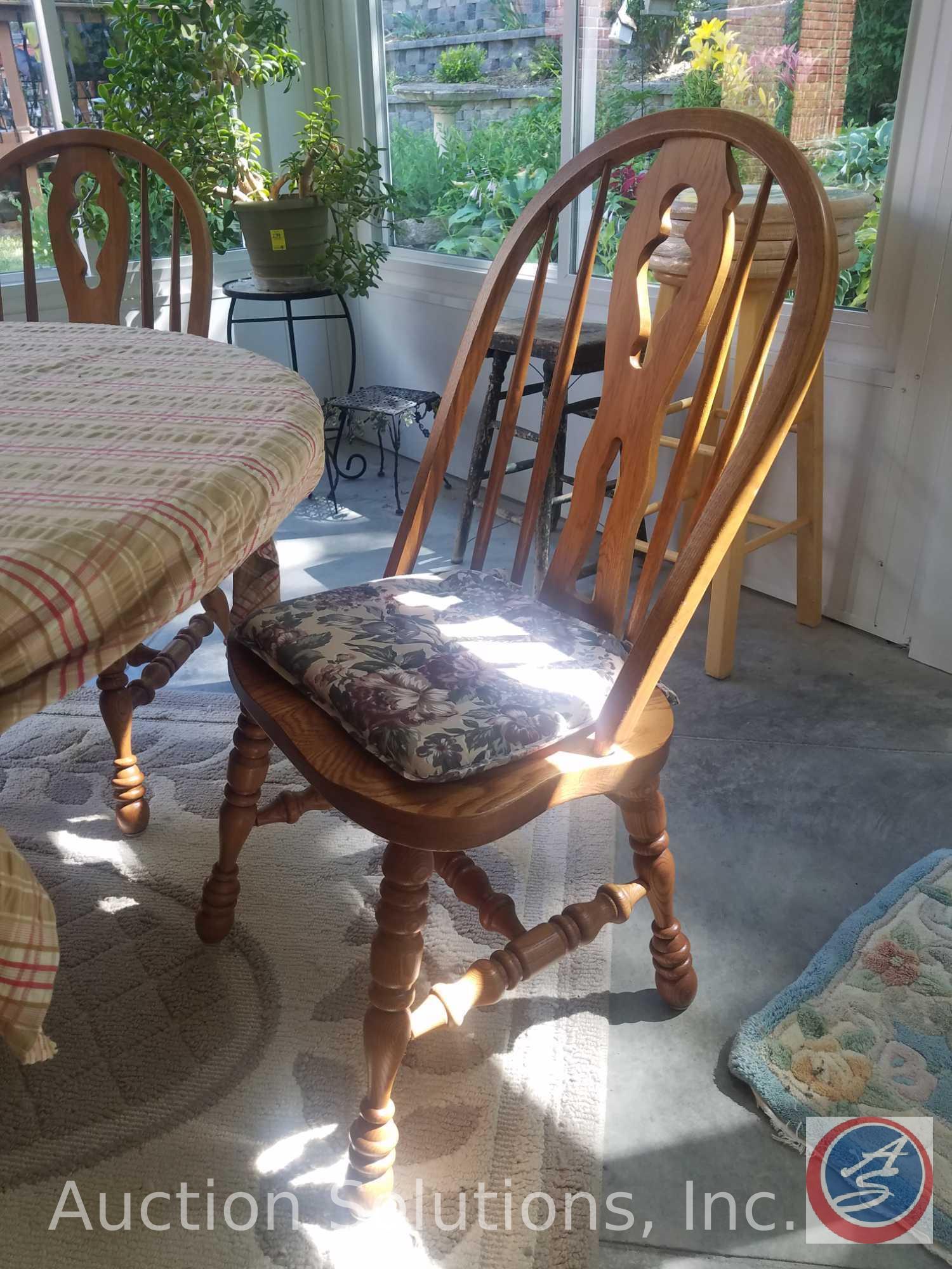 Round Table w/ (2) Leaves 42" x 30", (4) Dining Room Chairs 39"