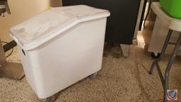 Cambro Ingredient Container on Castors w/ Lid