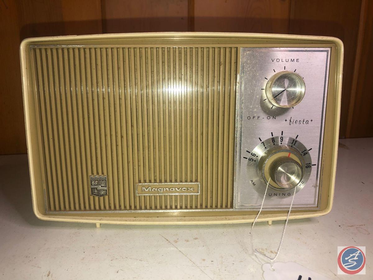 Vintage Magnavox Transistor Radio Model No. 3965951