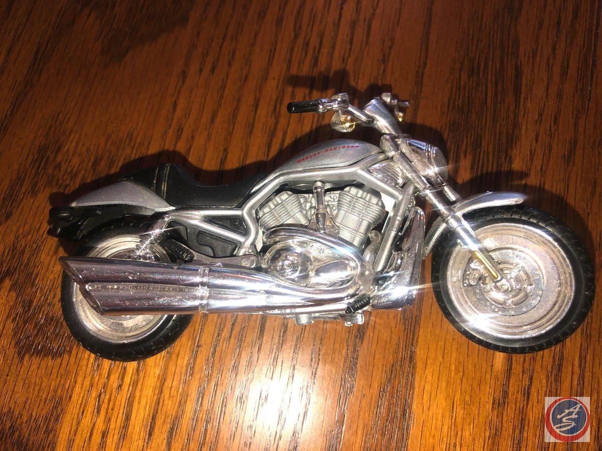 Maisto 1:18 Scale Die Cast Replica Un-Mounted Silver Harley Davidson