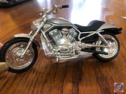 Maisto 1:18 Scale Die Cast Replica Un-Mounted Silver Harley Davidson