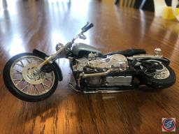Maisto 1:18 Scale Die Cast Replica Un-Mounted Silver Harley Davidson Motorcycle