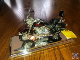 Maisto 1:18 Scale Die Cast Mounted Replica 2000 FLSTC Harley Davidson Heritage Softail Classic