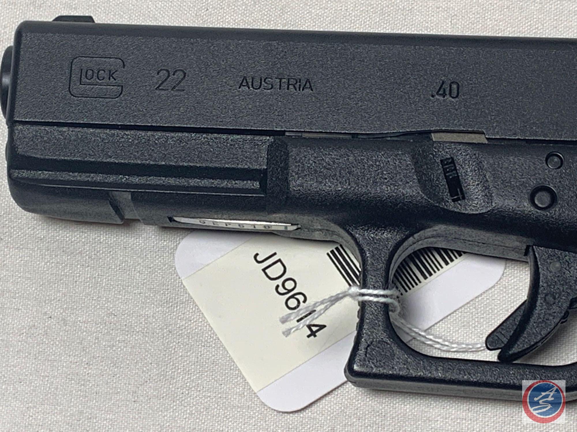 Glock Model 22 40 S & W Pistol Semi-Auto law Enforcement Issue with 3 Mags and loader in Factory