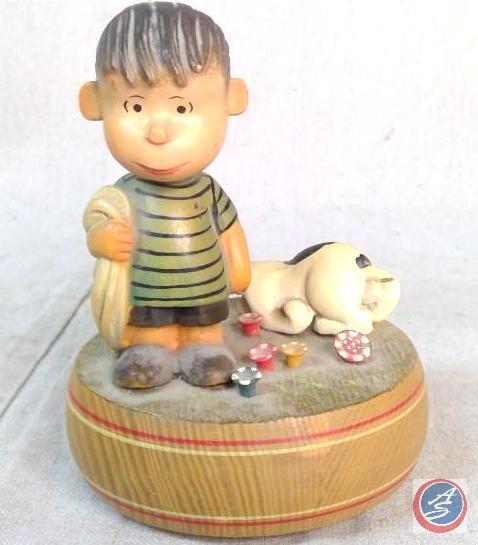 Vintage 1968 ANRI Peanuts Gang Linus & Snoopy music box; plays "Release Me."