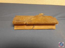 (3) Antique wood planes ; (1) Sandusky tool Co.Ohio; (1) J. Kellogg.