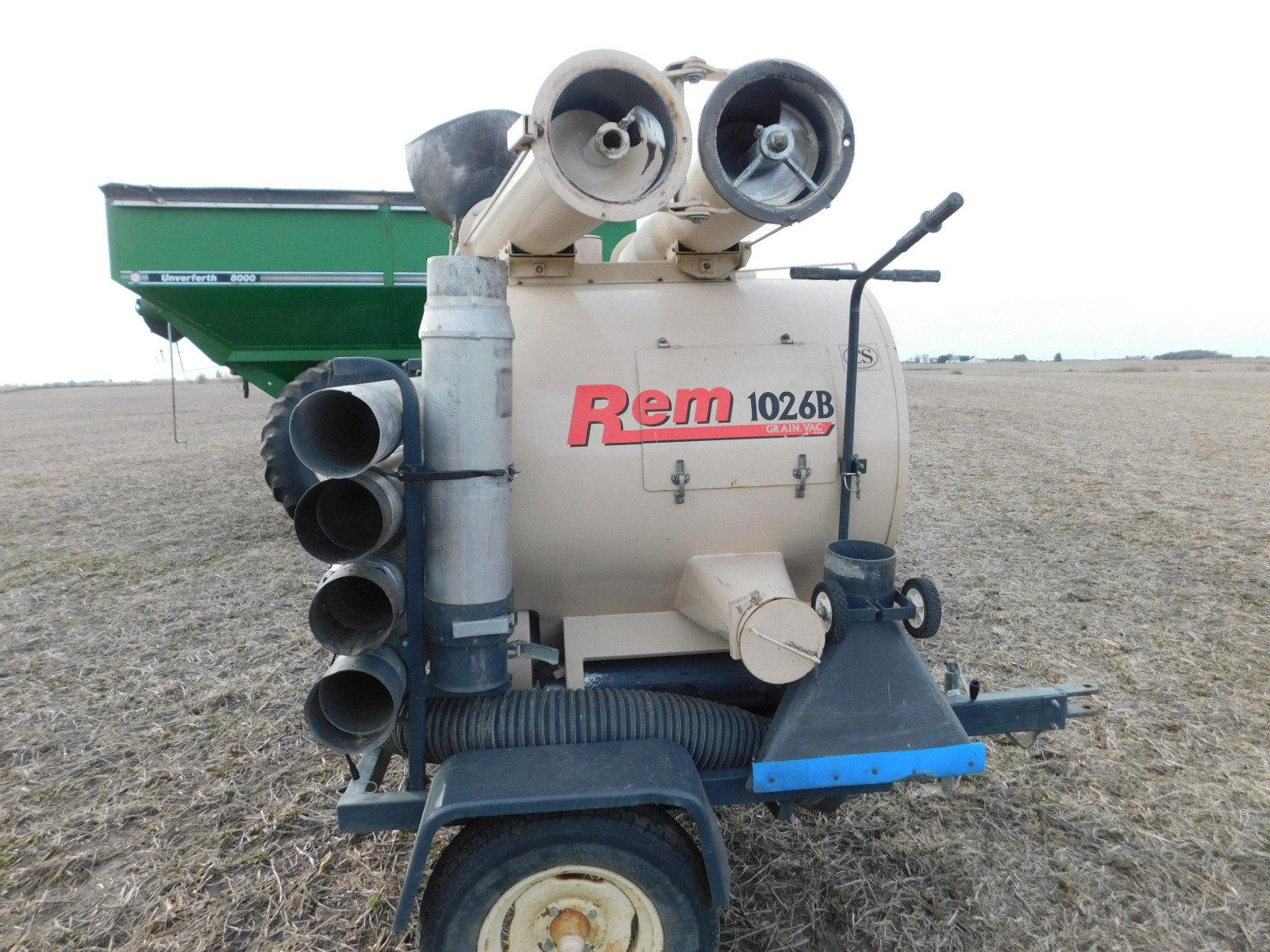 REM 1026 B GRAIN VAC W/ STANDARD SUCTION PIPE & 30FT ADDITIONAL PIPE