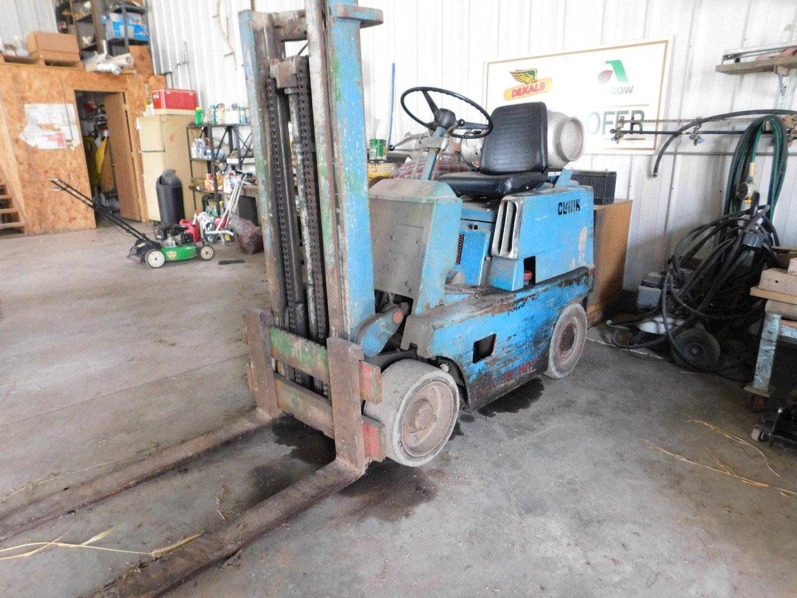 CLARK 4000# LP FORKLIFT W/ 2 STAGE MAST