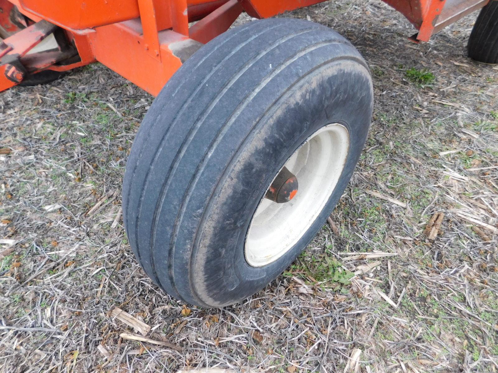 FARM & FLEET 250 BUSHEL GRAVITY WAGON ON GEAR