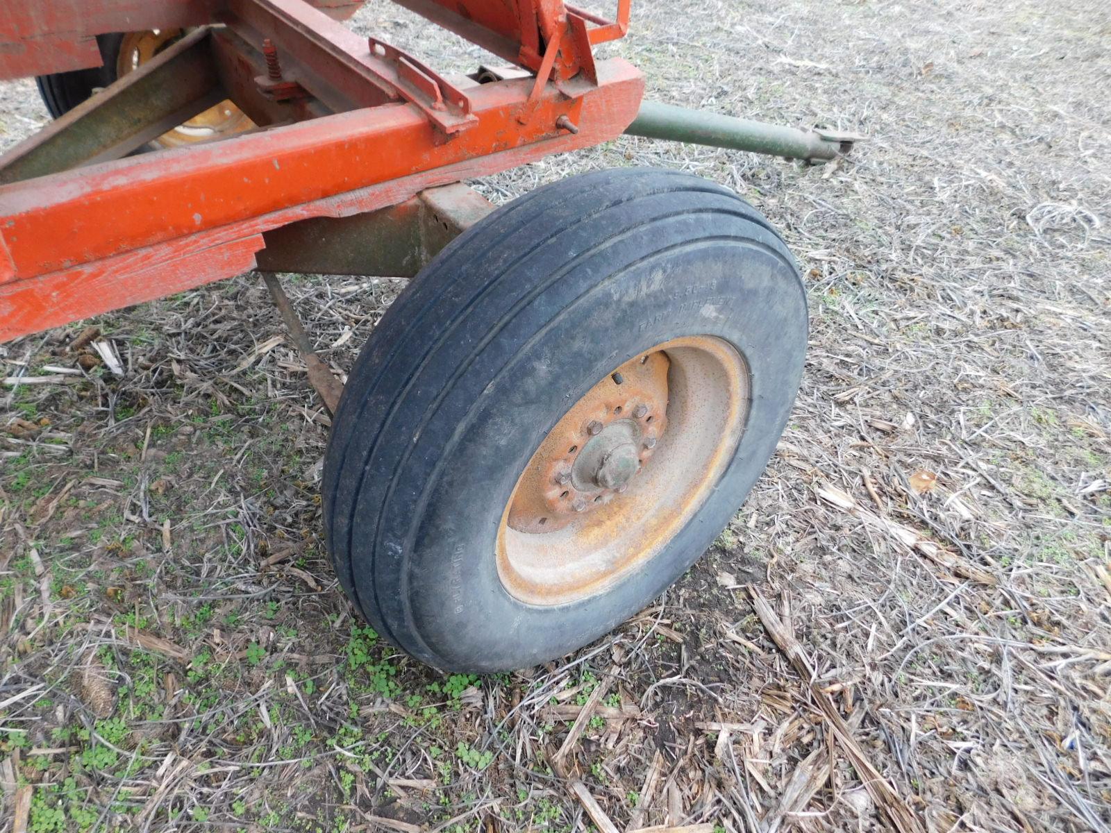 200 BUSHEL GRAVITY WAGON ON GEAR