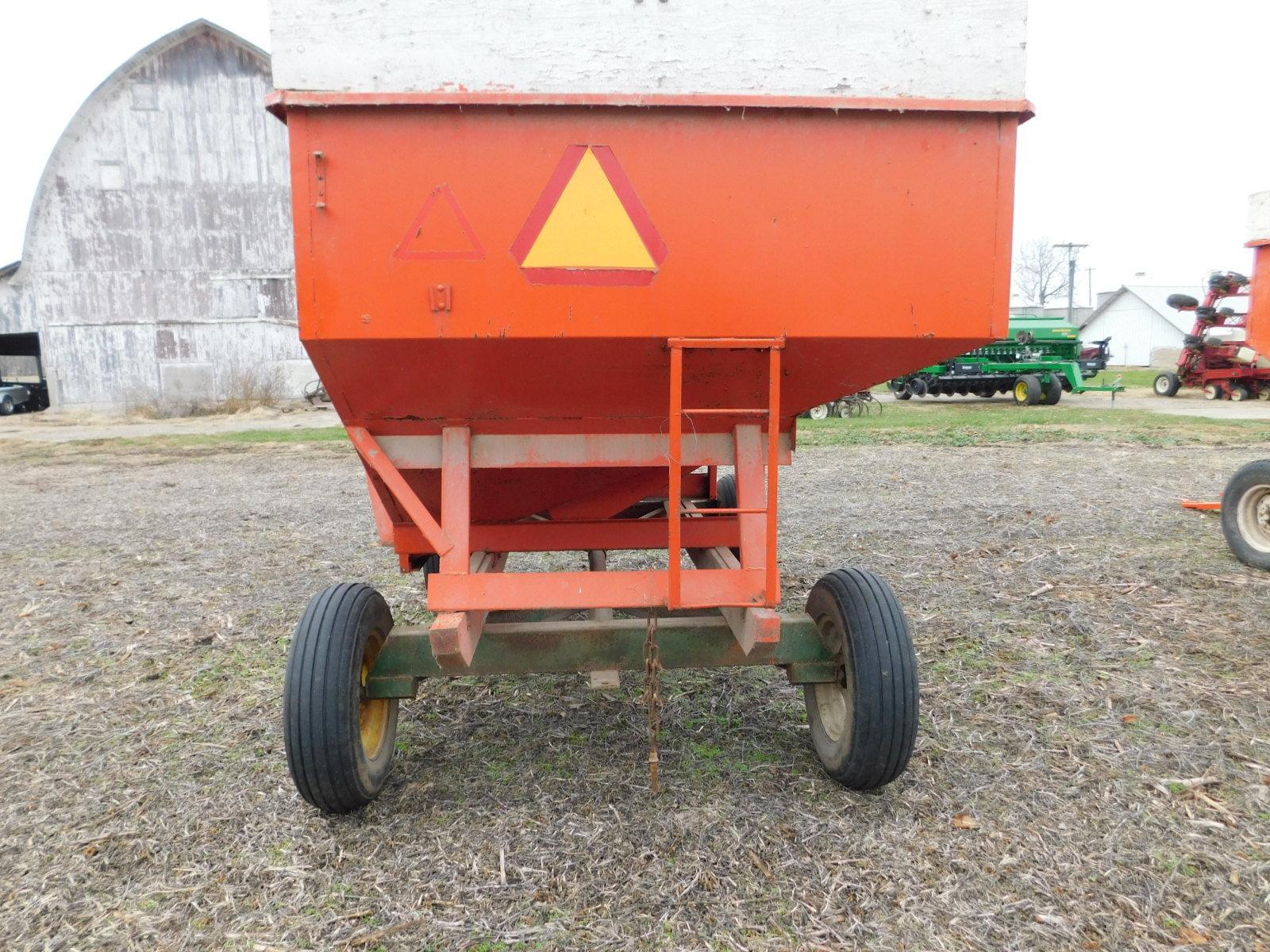 200 BUSHEL GRAVITY WAGON ON GEAR