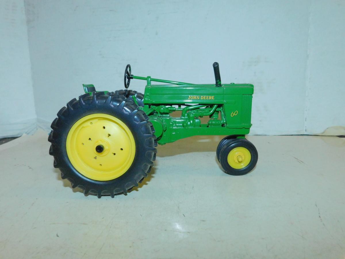 ERTL 1/16 JOHN DEERE 60 TRACTOR