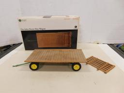 ERTL PRECISION CLASSICS 1/16 JOHN DEERE HAY WAGON W/ BOX