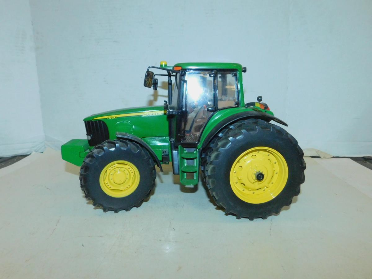 ERTL 1/16 JOHN DEERE 7520 MFWD TRACTOR