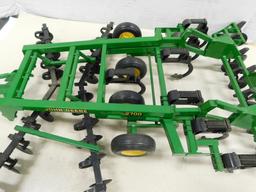 ERTL 1/16 JOHN DEERE 2700 7 SHANK DISK RIPPER