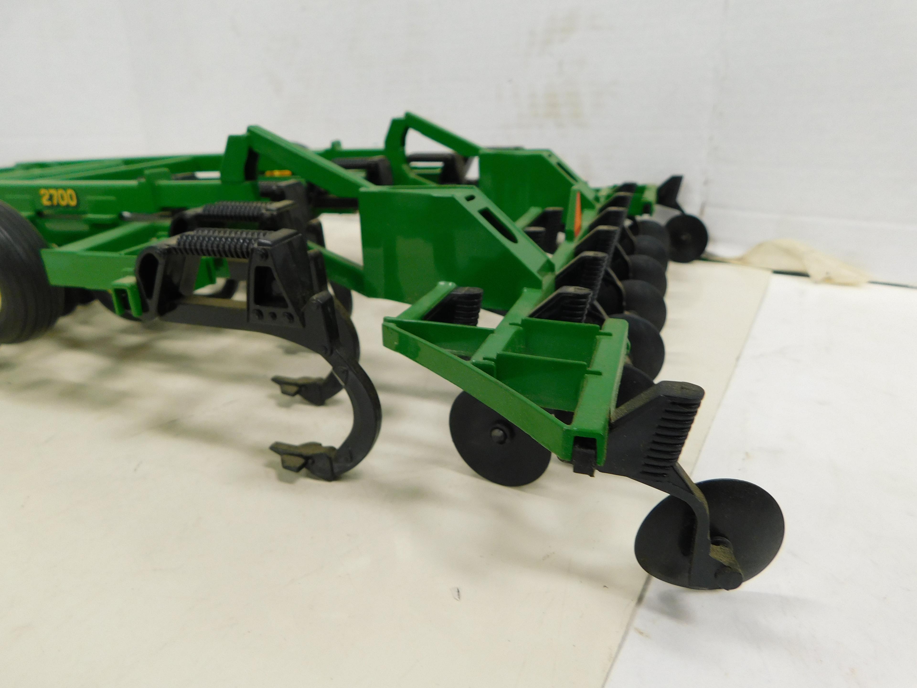 ERTL 1/16 JOHN DEERE 2700 7 SHANK DISK RIPPER