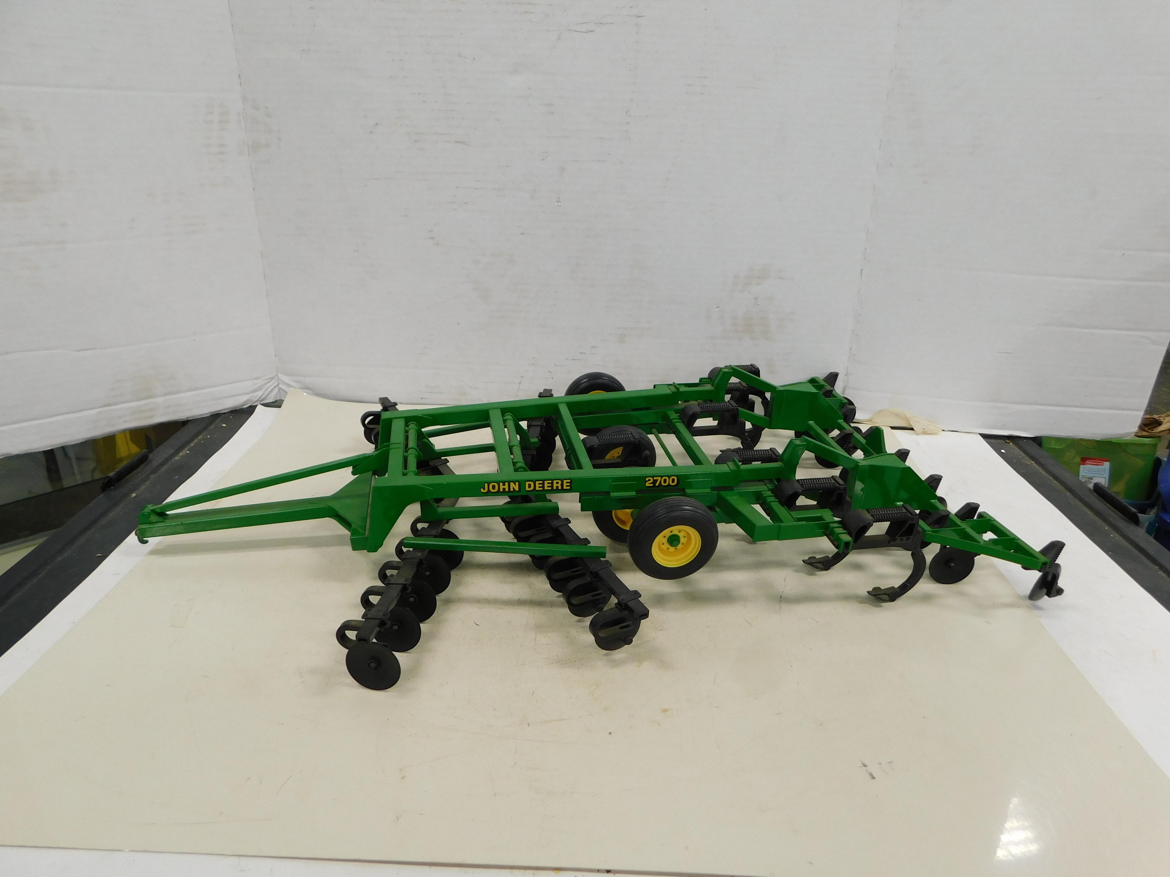 ERTL 1/16 JOHN DEERE 2700 7 SHANK DISK RIPPER