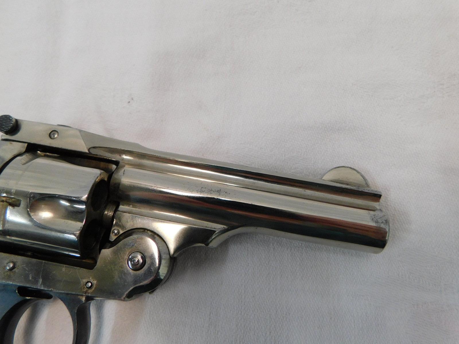 H&R .32 S&W CAL 5 SHOT REVOLVER W/ NICKLE FINISH & PEARL GRIPS