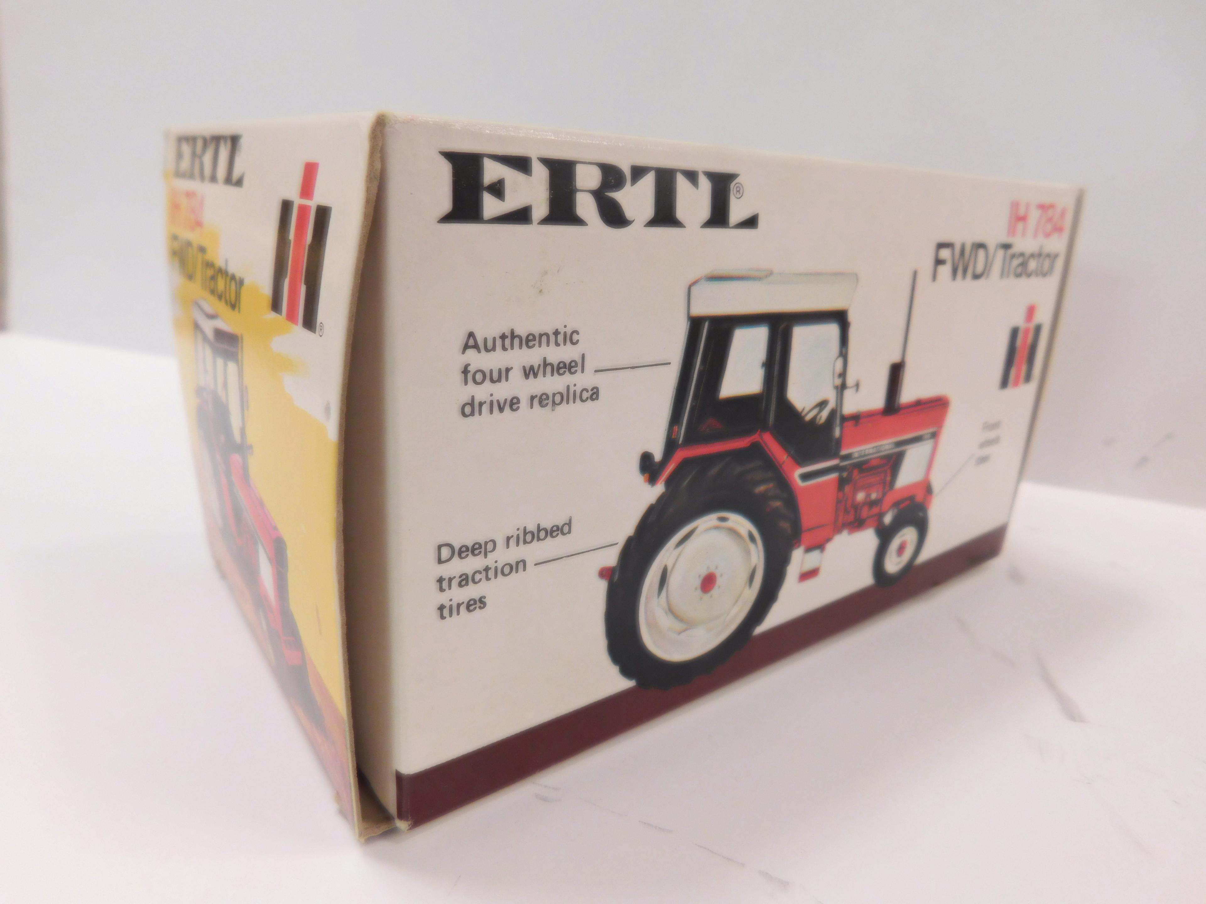 ERTL 1/32 SCALE IH 784 FWD/ TRACTOR & ROUND BALER
