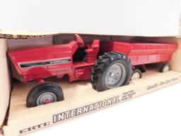 ERTL 1/16 SCALE INTERNATIONAL TRACTOR & WAGON SET