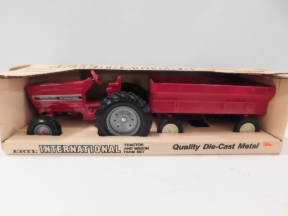 ERTL 1/16 SCALE INTERNATIONAL TRACTOR & WAGON SET