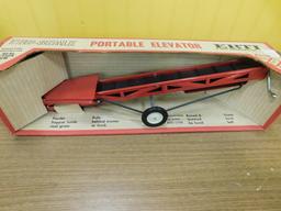 ERTL TRUE SCALE IH PORTABLE ELEVATOR