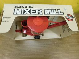 ERTL 1/16 SCALE IH MIXER MILL