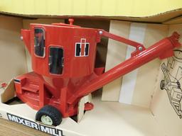 ERTL 1/16 SCALE IH MIXER MILL