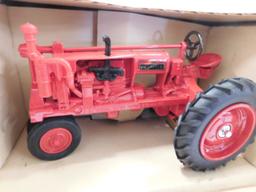 1987 ERTL 1/16 SCALE FARMALL F-20 TRACTOR