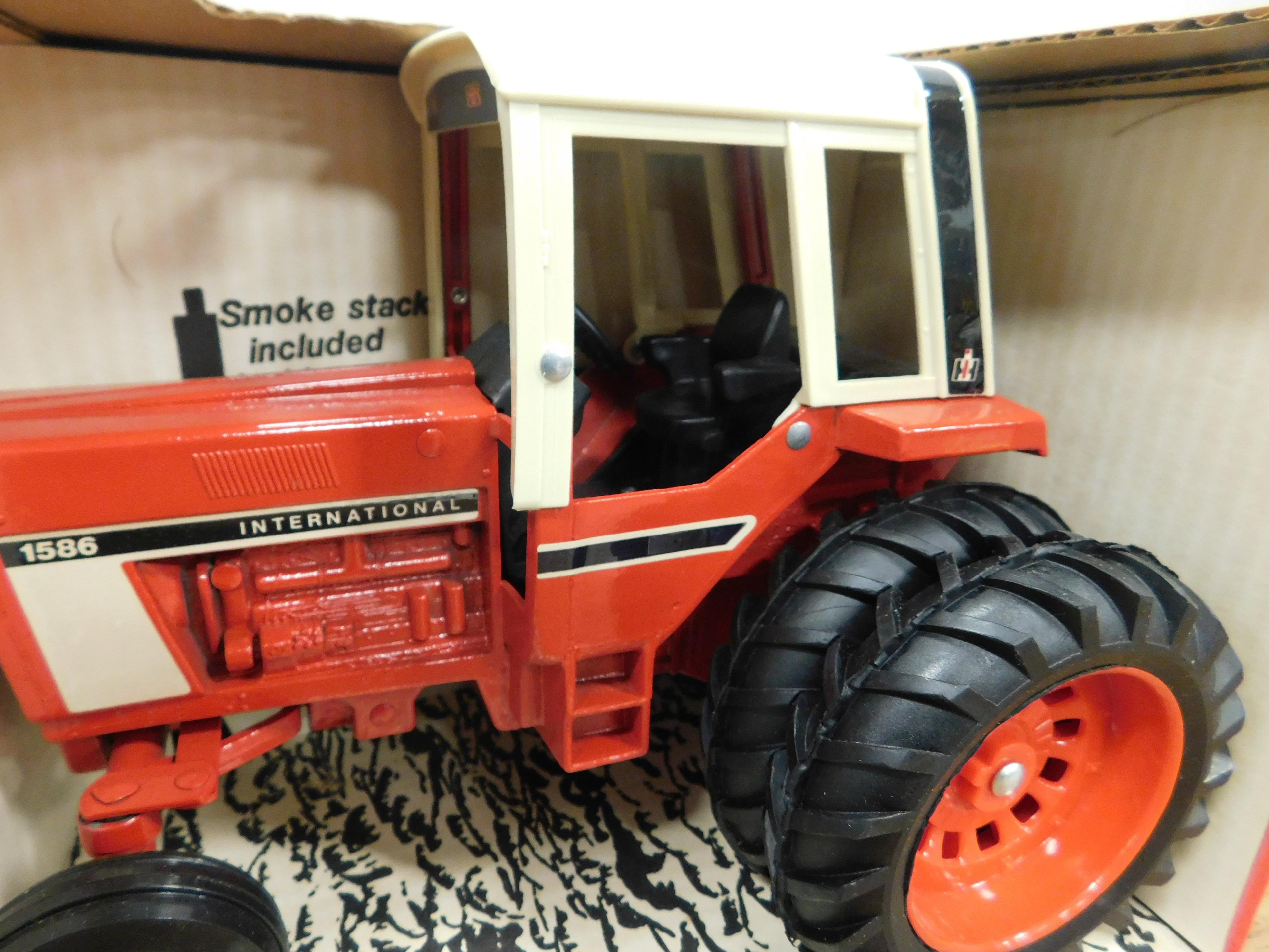 ERTL 1/16 SCALE INTERNATIONAL 1586 TRACTOR WITH CAB