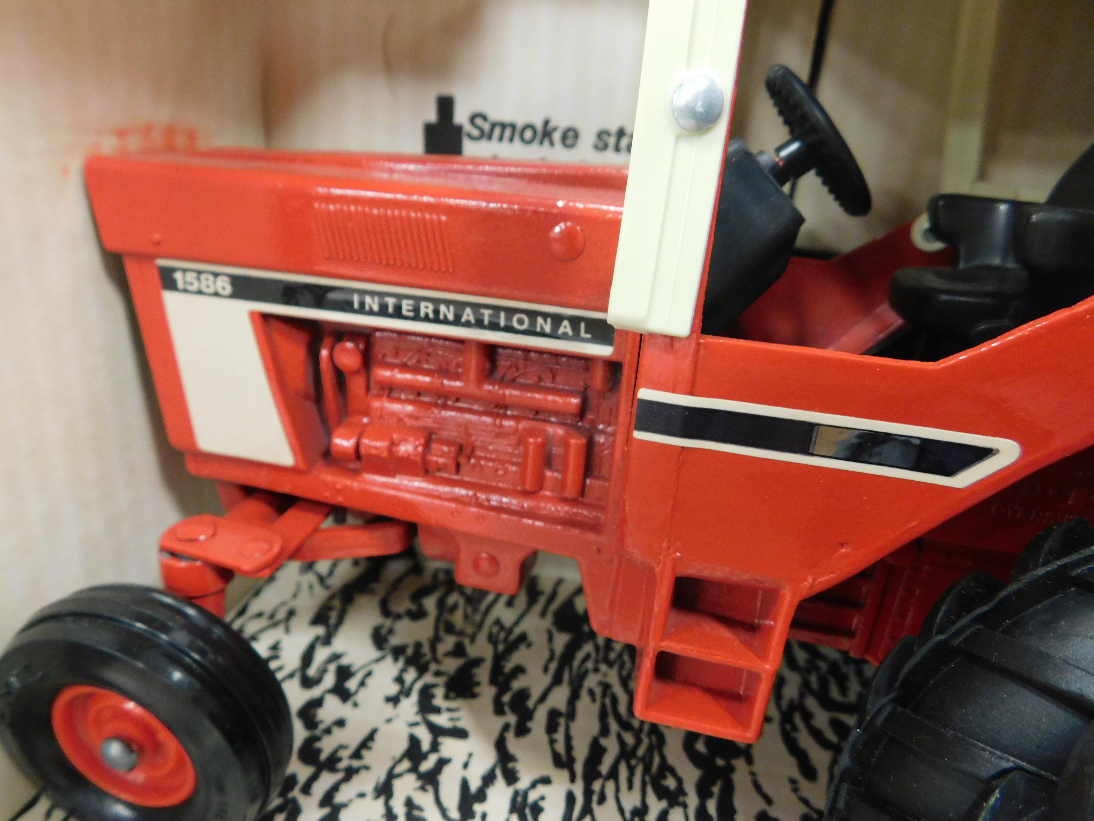 ERTL 1/16 SCALE INTERNATIONAL 1586 TRACTOR WITH CAB