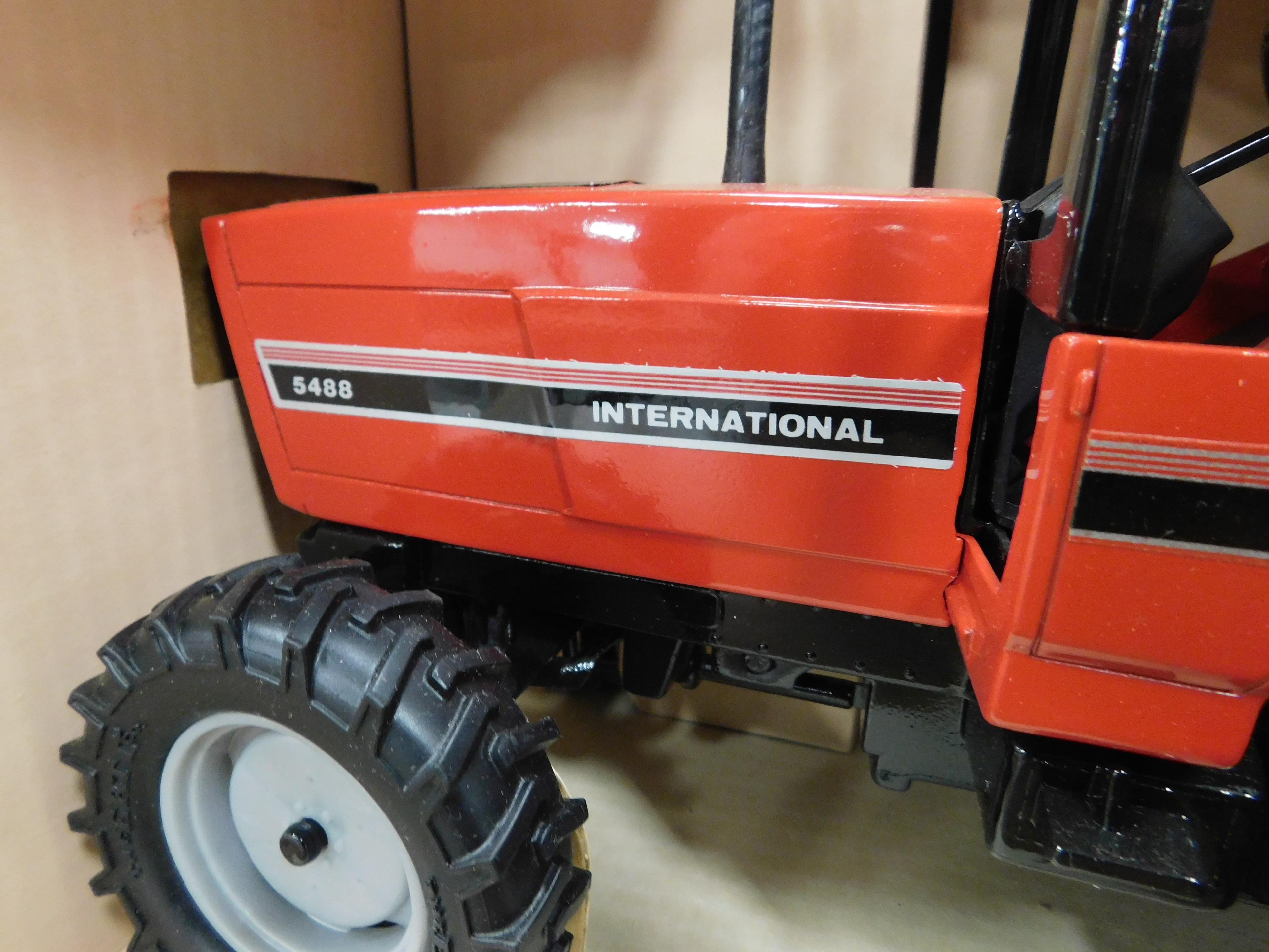 ERTL 1/16 SCALE INTERNATIONAL 5488 ALL WHEEL DRIVE ASSIST TRACTOR