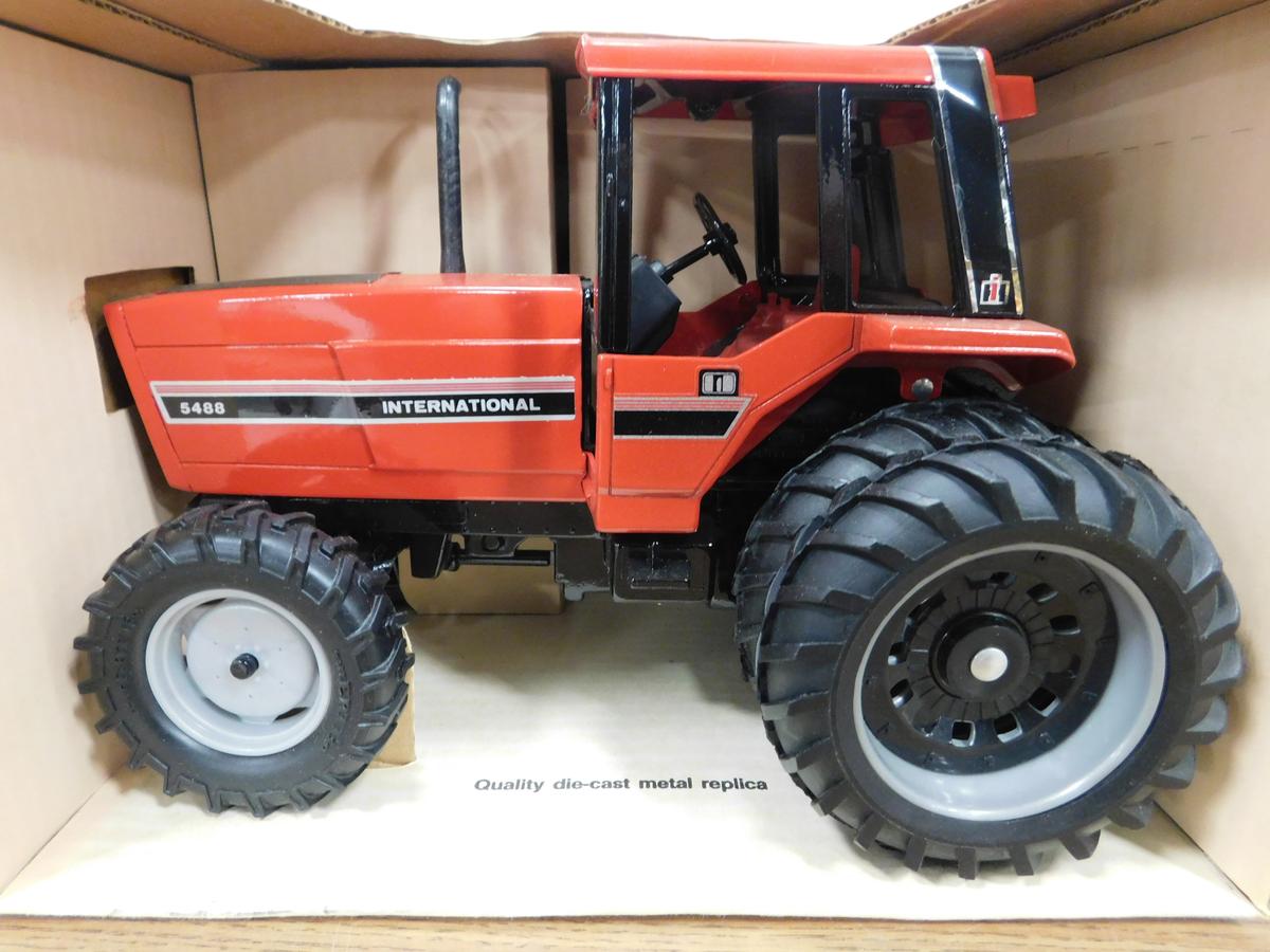 ERTL 1/16 SCALE INTERNATIONAL 5488 ALL WHEEL DRIVE ASSIST TRACTOR