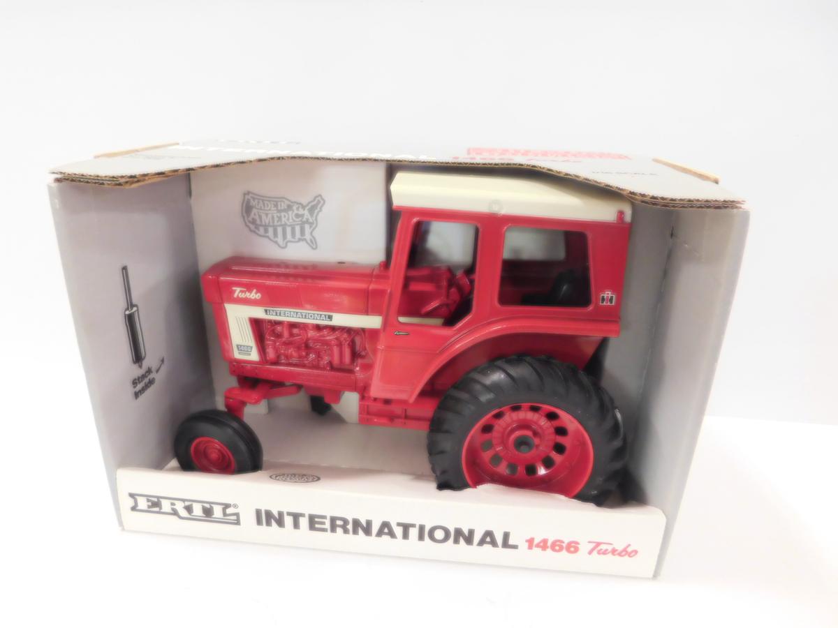 1990 ERTL 1/16 SCALE INTERNATIONAL 1466 TURBO TRACTOR