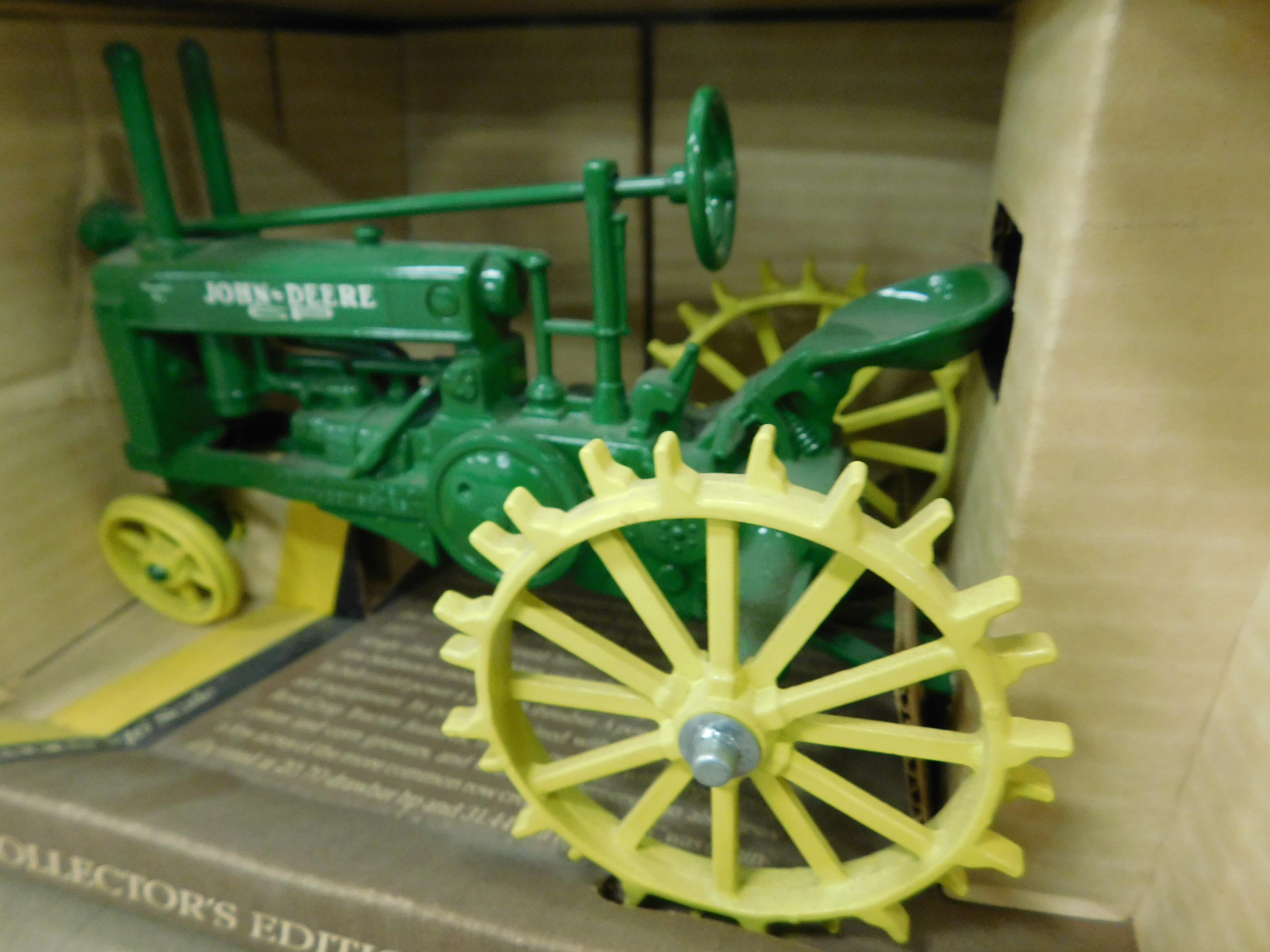 ERTL 1/16 JOHN DEERE MODEL "G" TRACTOR