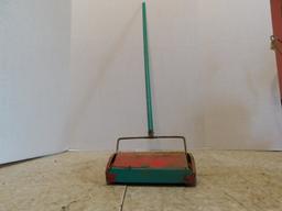 BISSEL'S LITTLE QUEEN TOY SWEEPER