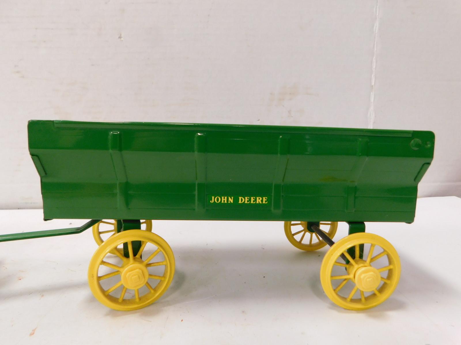 ERTL METAL JOHN DEERE TRACTOR AND TRAILER