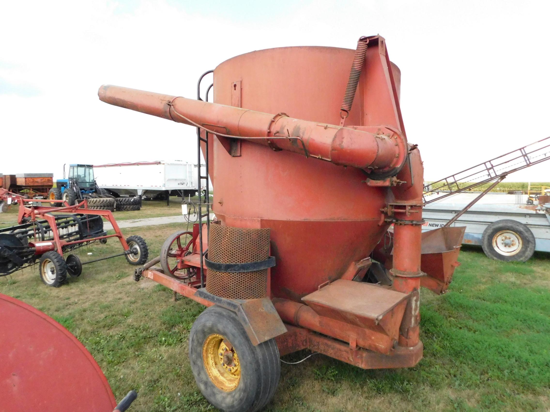 IH 1250 GRINDER MIXER W/ SIDE TABLE, FEED ROLLER & SCALE