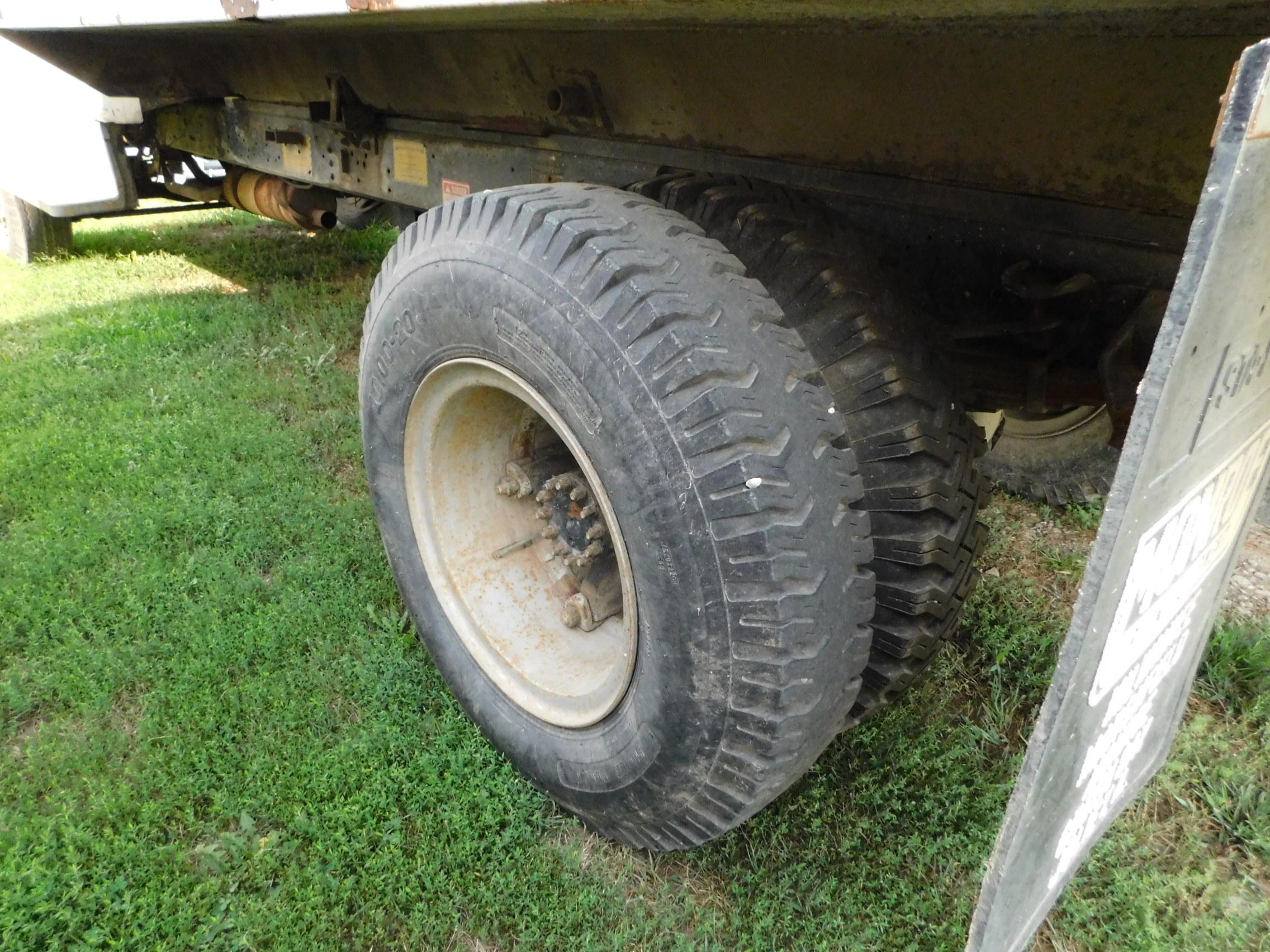 1985 FORD F800 SINGLE AXE GRAIN TRUCK W/ CRYSTEEL 14FT GRAIN BED