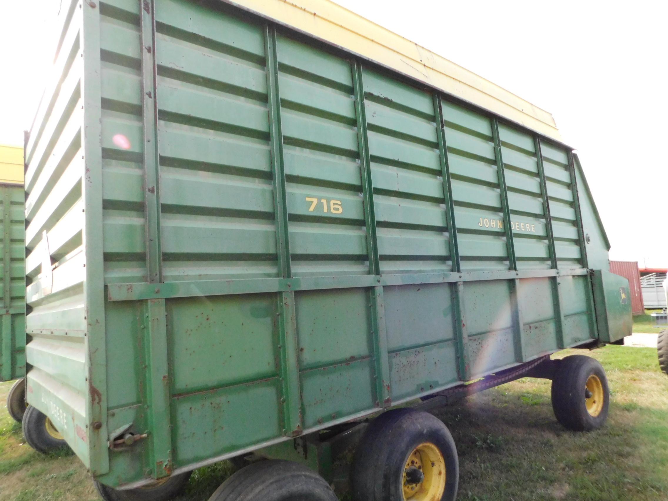 JOHN DEERE 716 SILAGE WAGON ON 1275 GEAR