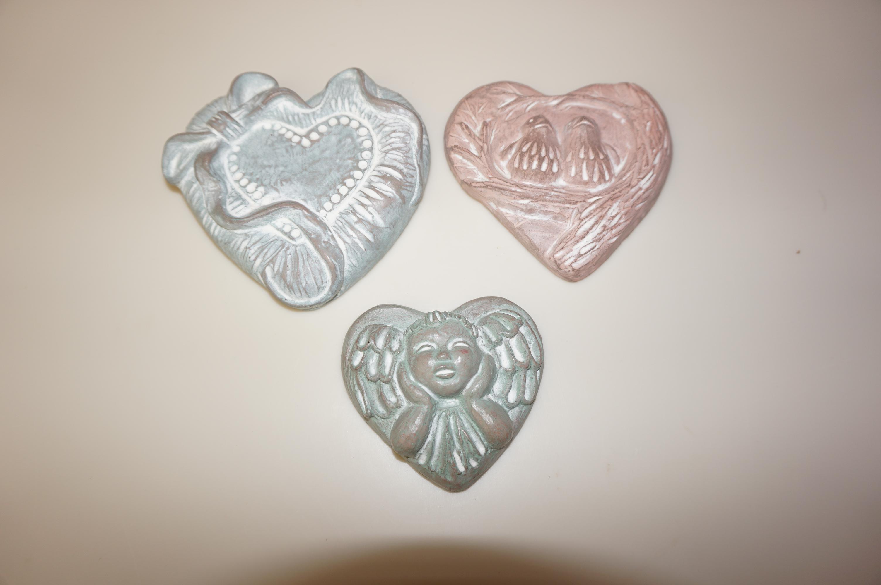 (3) ISABEL BLOOM HEART PLAQUES